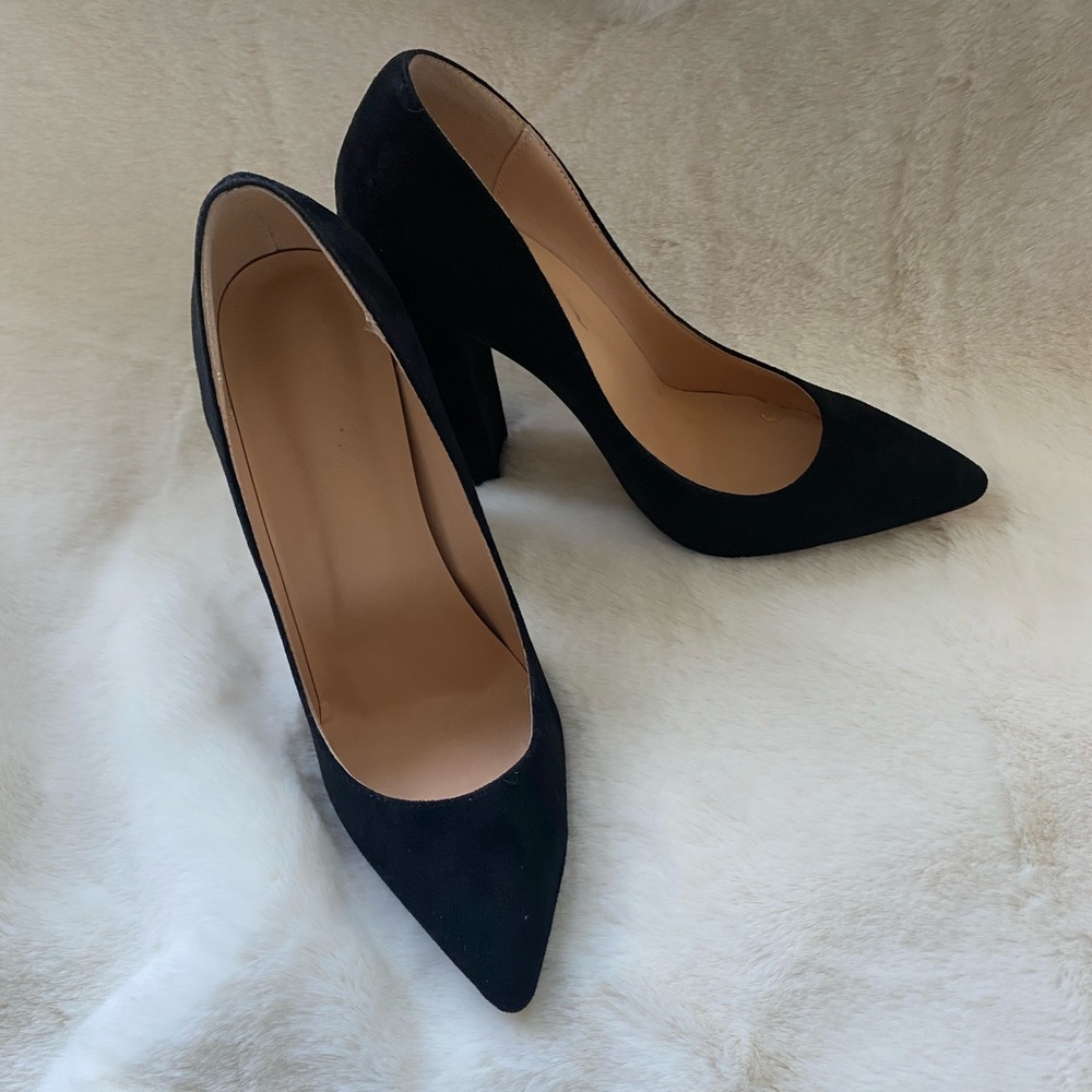Simple Black Pumps
